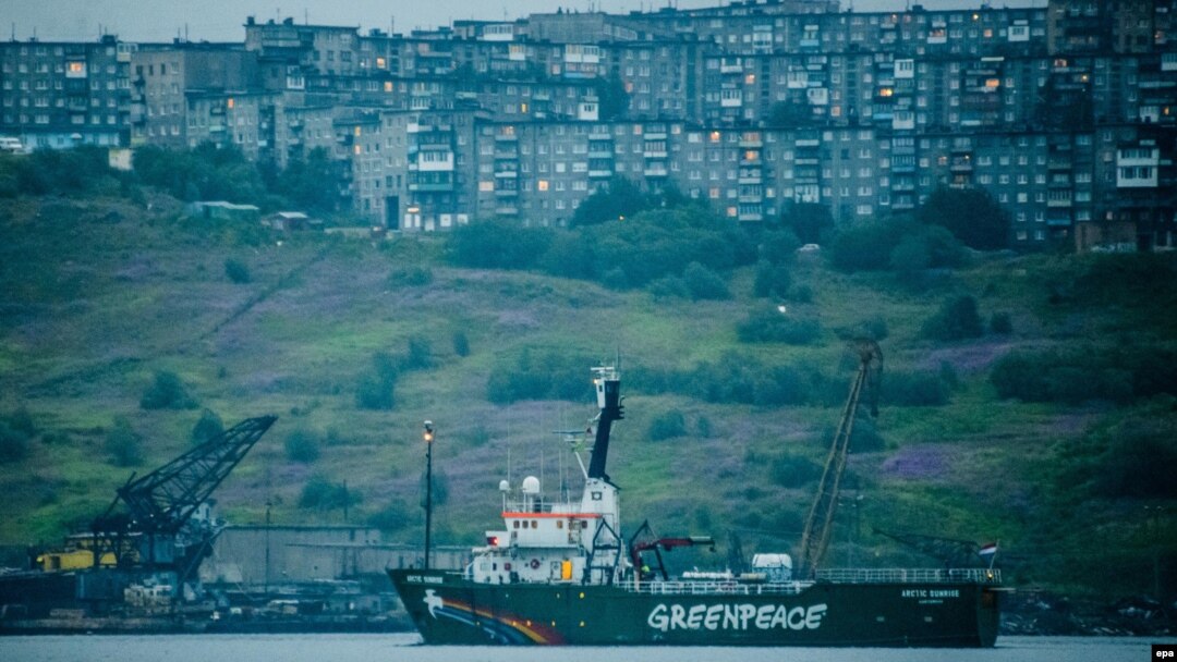 Судно Arctic Sunrise виходить із порту Мурманська, 2014 рік