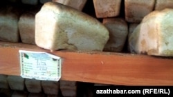 Прилавок с хлебом в продуктовом магазине Туркменистана (архивное фото) 