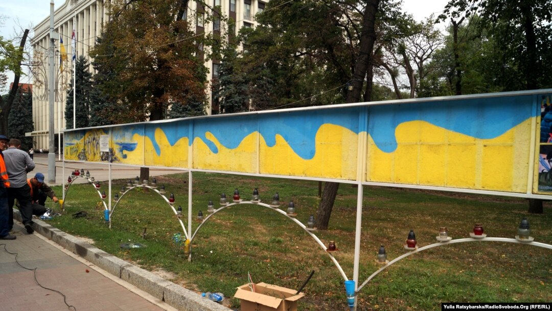 Невідомі вночі зірвали й пошкодили фотографії загиблих Небесної сотні та учасників бойових дій на Донбасі на Алеї Пам'яті в Дніпрі, 28 липня 2017 року