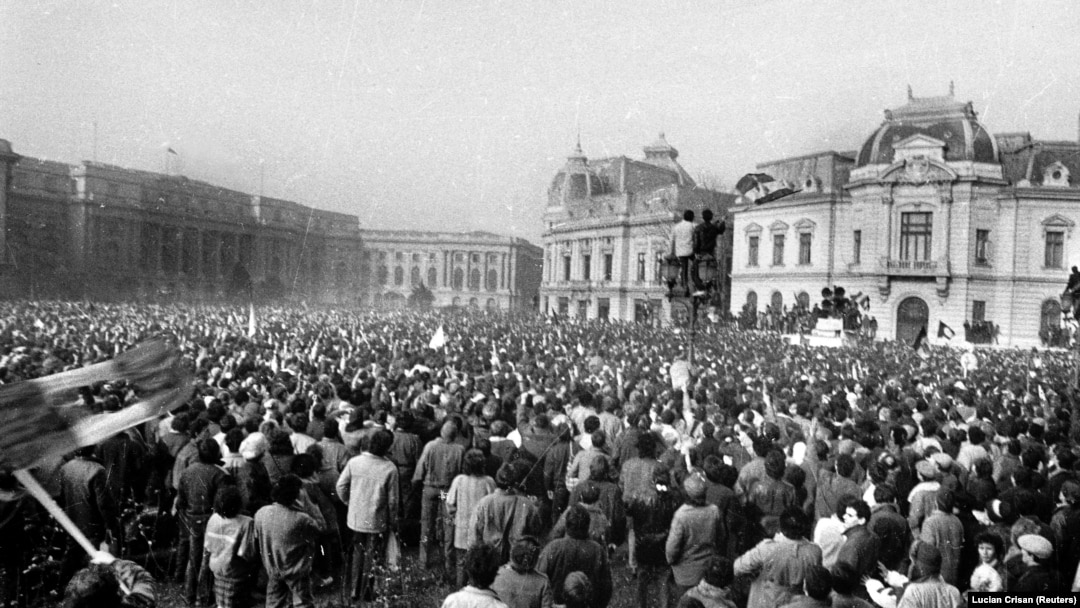 22 decembrie 1989 - Bucureșteni adunați în fața Comitetului Central al PCR, după fuga dictatorului Nicolae Ceaușescu