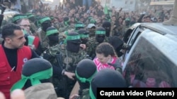 19 ianuarie 2025 - Militanți palestinieni Hamas o predau pe Doron Steinbrecher, ostatică israeliano-română, unor membri ai Comitetului Internațional al Crucii Roșii.