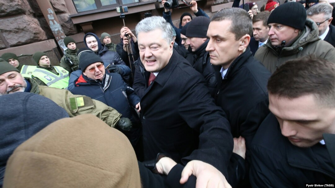 Петро Порошенко обурився тим, що його не допитали по всіх провадженнях, які порушило ДБР, хоча він офіційно звертався з таким проханням