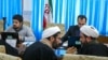 گروهی از نامزدها در حال نام‌نویسی برای مجلس خبرگان
