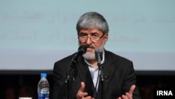 علی مطهری در انتقاد از عملکرد حسن روحانی از جمله گفته است که او به نهادها و افراد غیرمسئول اجازه دخالت می‌دهد