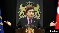 C завтрашнего дня в силу входит новая Конституция, в соответствии с которой должность президента становится незначительной. Поэтому, кто одержит победу, не важно, скажет позже Саакашвили