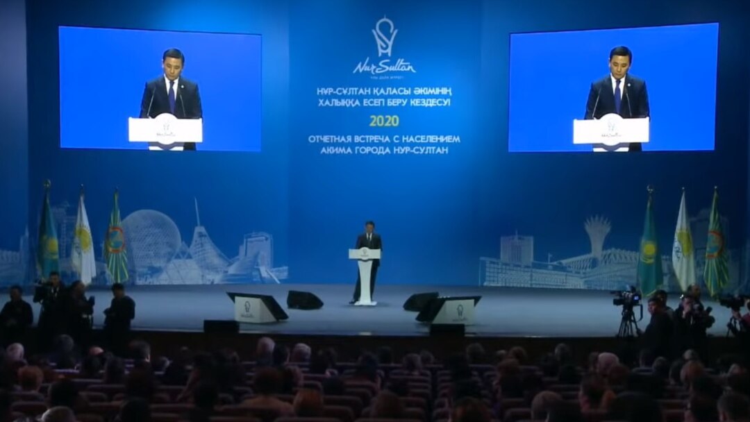 Аким Нур-Султана Алтай Кульгинов во время отчетной встречи с населением. Нур-Султан, 12 февраля 2020 года.