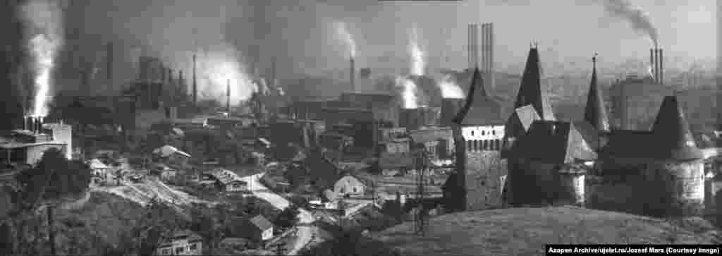 Edgar Szocs spune că, din punctul lui de vedere, imaginea care iese cel mai mult în evidență din miile pe care le-a văzut este această fotografie panoramică a peisajului industrial din jurul Castelului Corvinilor. &bdquo;Acela a fost castelul familiei regelui Matias al Ungariei&rdquo;, a spus Szocs. &bdquo;În prezent, nu a mai rămas nimic [din acest peisaj]; întreaga instalație industrială din jurul castelului a fost demolată după anul 2000.&rdquo;