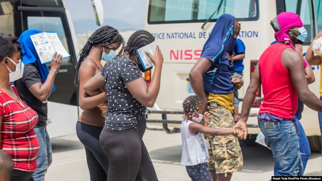 Migranti iz Haitija nakon što su ih američke vlasti vratile iz Teksasa za Haiti 