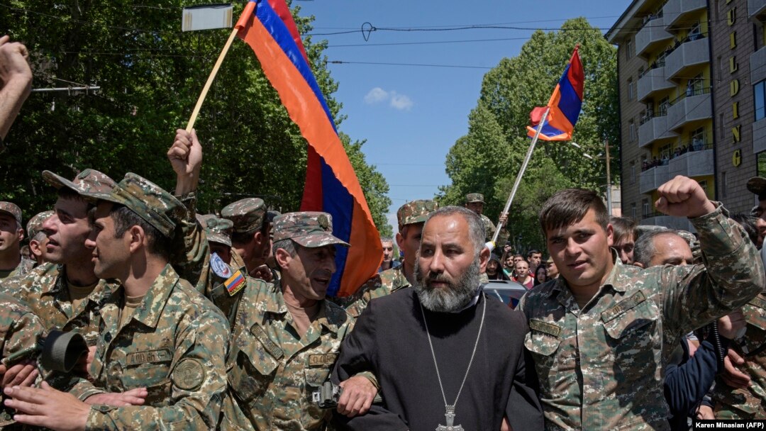 Серж Сарґсян після відставки заявив, що лідер протестів Нікол Пашинян «мав рацію». На фото – кадри з мітингу 23 квітня