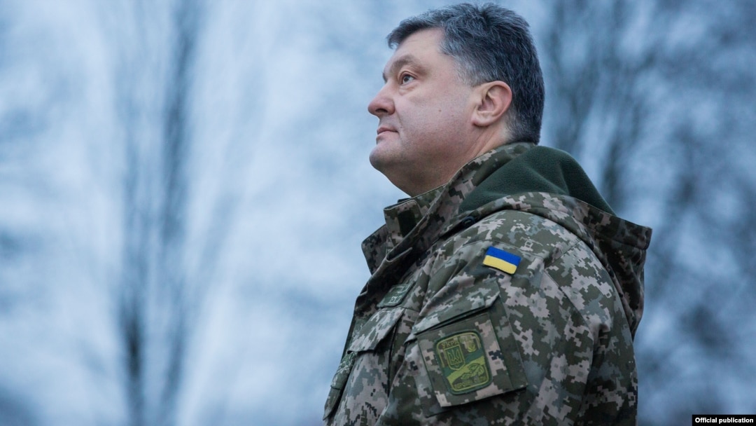 Президент України Петро Порошенко під час відвідин 44-ї окремої артилерійської бригади ЗСУ, 11 січня 2016 року