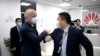 Ministar za tehnološki razvoj u Vladi Srbije Nenad Popović (levo) u poseti inovacionom razvojnom centru kompanije Huawei u Beogradu, 19. maj 2020.