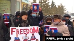 Участники акции с требованием освободить политических заключенных. Нур-Султан, февраль 2021 года