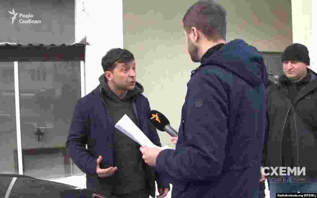 Володимир Зеленский під час розмови з журналістом програми «Схеми» Максимом Савчуком, який виявив, що у Зеленського досі існує кінобізнес на території Росії (хоча він запевняв, що закрив цей бізнес ще у 2014 році). Київ, 16 січня 2019 року. Витяг з розмови: – Ми знайшли три фірми, які працюють в Росії… – Ну і працюйте з ними. Я з ними не працюю. – Ні-ні, там є кіпрська фірма, де ви є засновником… – Я ж вам відповів. Вас не цікавить відповідь, я вам ще раз кажу. – Ви кажете неправду, бо кіпрська фірма, де ви в засновниках… – Успіхів вам.