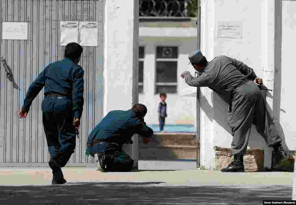 Avganistanska policija pokušava da spasi dete u toku napada militanata na šiitsku džamiju u Kabulu 25. avgusta 2017. godine (Reuters/Omar Sobhani) 