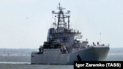 The Kaliningrad large landing ship sets off from the base of Russia's Baltic Fleet in the port of Baltiisk. (file photo)