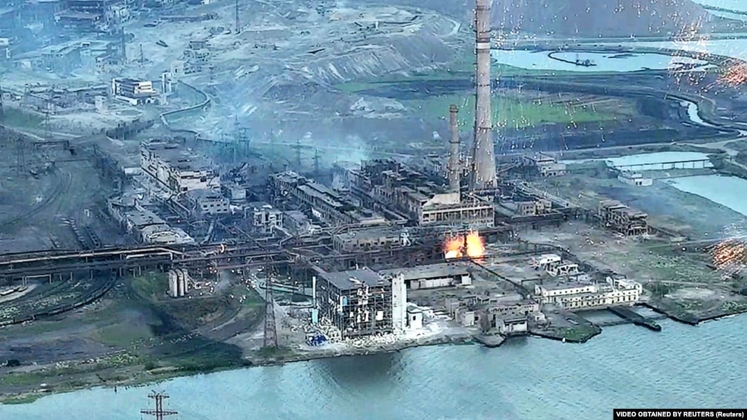 На цьому кадрі з відео, оприлюдненого 15 травня 2022 року, видно падіння на територію заводу «Азовсталь» великої кількості запальних снарядів (праворуч у повітрі) під час вторгнення Росії в Україну