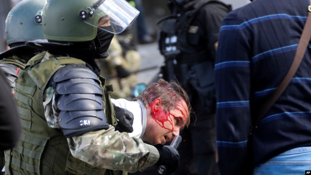 Interventna policija privodi demonstranta tokom skupa opozicije u Minsku protiv izbornih rezultata, 13. septembar 2020.