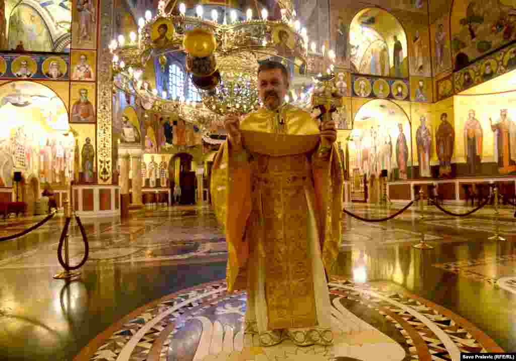 U sabornom hramu Srpske pravoslavne crkve u Podgorici Vaskršnja liturgija održana je bez prisustva vernika.