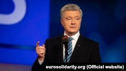 «Кремль сьогодні вкотре наголосив, що Путін не хоче обговорювати із Зеленським Донбас, але у нас інших питань до Росії не існує. Нам нема про що говорити з Москвою, поки вона не повернула Крим та Донбас, крім як про саме повернення», – сказав Порошенко