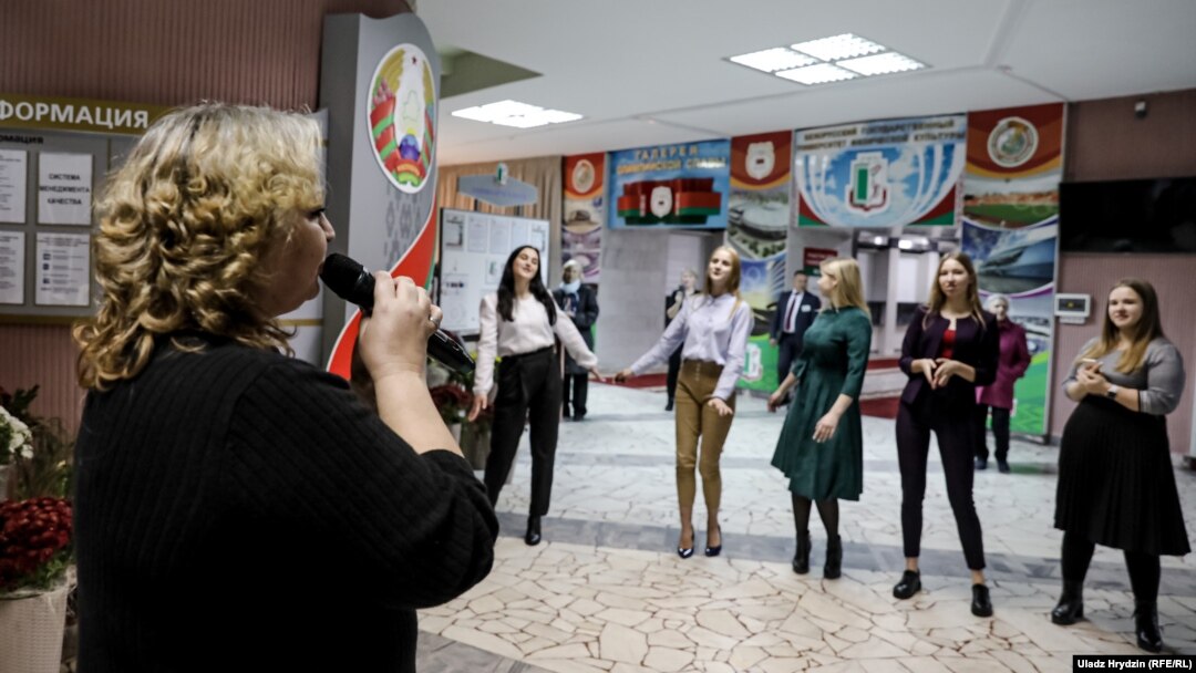 Музика на дільниці, де голосував Олександр Лукашенко. 17 листопада 2019 року