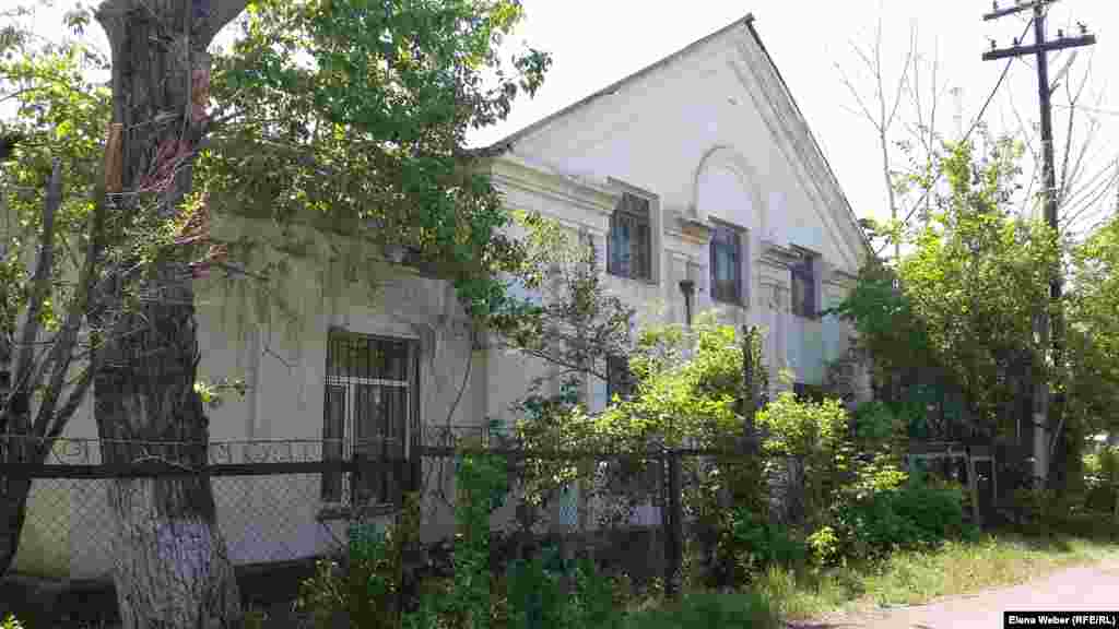 В этом здании находится коммунальное предприятие «Абайские энергосети». Это бывший Дом техники, выставочный комплекс достижений хозяйства и промышленности Карлага. Внутри показывали новые сорта растений, новые виды механизации, образцы новых пород в животноводстве. Узники Карлага вывели уникальную породу овец монгольскую черноголовую, взрослые особи которой достигали 200 килограммов. В Карлаге был выведен бык по кличке Лавр, его вес в два года достигал 980 килограммов. Причем это далеко не самый крупный бык, выведенный в Карлаге. – В Карлаге свой срок отбывала супружеская пара Лилия Пальмен и Михаил Цителов – единственная пара, которой начальство лагеря разрешило официально узаконить свои отношения, находясь в заключении. Они являются разработчиками газогенераторов для грузовой техники. Благодаря гениальному изобретению этой пары один только Карлаг в годы войны сэкономил бензина свыше 11 миллионов литров, – говорит Азаттыку экскурсовод.