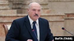 «Рейтинг Лукашенко ниже, чем обычно, это шанс для его оппонентов. Но кто успокаивает себя, что диктатора уже никто не поддержит, наступает на те же грабли, что белорусская оппозиция с 1995 года»