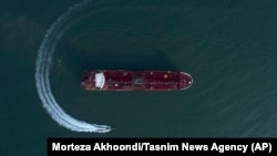 نمای هوایی از حرکت قایق سپاه پاسداران در اطراف نفتکش استنا ایمپرو - عکس از بایگانی