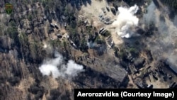 Eksplozije ruskih vojnih vozila snimljene dronom Aerorozvidke, grupe operatera koji blisko sarađuju s ukrajinskom vojskom.