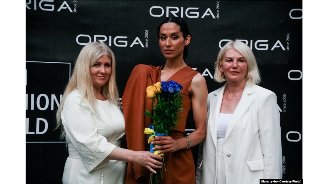 Директорка фірми ORIGA Ольга Лимар (праворуч) на Міжнародному тижні моди в Турині. Італія. Липень 2022