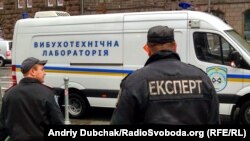 Рятувальники наголосили, що у разі виявлення вибухонебезпечних предметів в жодному разі не можна торкатися до них
