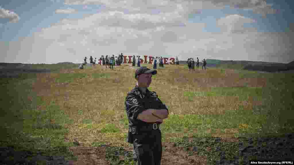 Гости и участники праздника пошли фотографироваться к надписи «Хыдырлез» за черту полицейского оцепления 