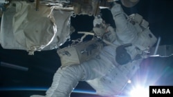 Astronautul american Terry Virts, plimbare în spațiu în 2015. 