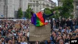 Tüntetés „a közélet átláthatóságáról” szóló törvényjavaslat ellen 2025. május 18-án, a Kossuth téren