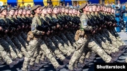 «Парад військ заплановано провести на вулиці Хрещатик, що передбачає проходження урочистим маршем пішої колони, прольотом – повітряної колони і проїздом – механізованої колони» (фото архівне)