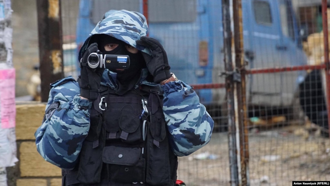 Силовик під час обшуків в анексованому Криму, 21 лютого 2017 року