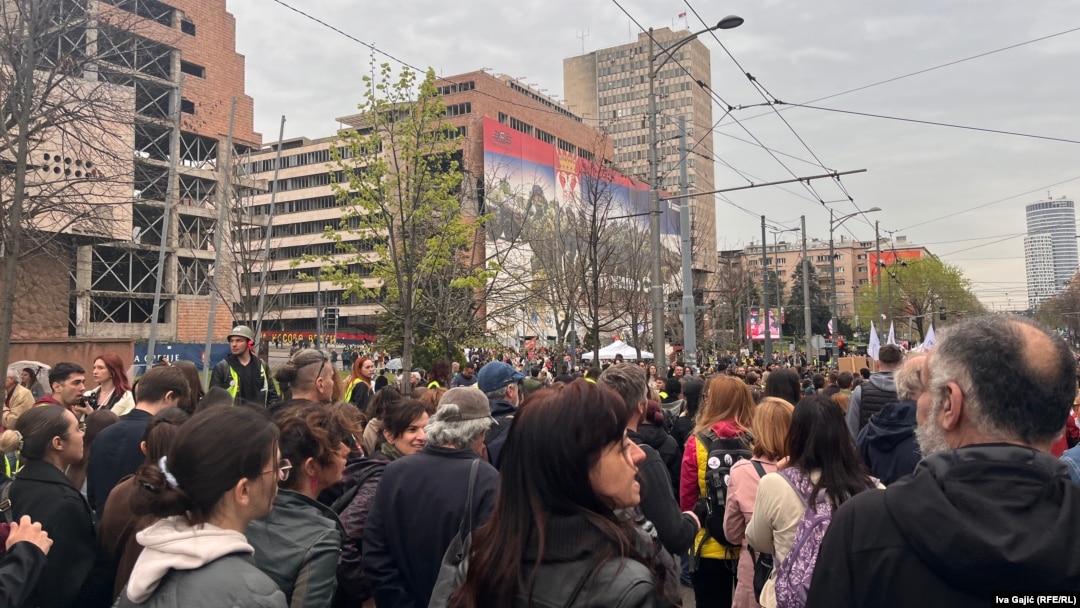 Protest studenata i građana ispred oštećene zugrade Generalštaba u centru Beograda 24. marta 2025. na 26. godišnjicu početka bombardovanja.