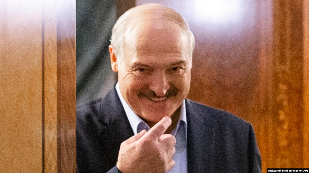 Beloruski lider Aleksandar Lukašenko je javno izjavio da se korona virus može lečiti traktorom, votkom, kupanjem i igranjem hokeja