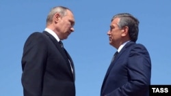По сообщениям неофициальных источников, Ахангаран украшают, так как через этот город проедет кортеж Шавката Мирзияева и Владимира Путина. 