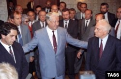 ვლადისლავ არძინბა, ბორის ელცინი, ედუარდ შევარდნაძე. მოსკოვი