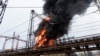Flăcările și fumul se ridică după un incendiu ce a cuprins o instalație de electricitate din Harkov în urma unui atac rusesc. (fotografie de arhivă)