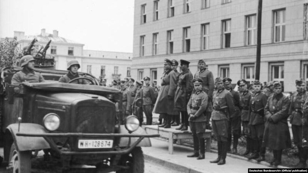 Спільний парад Вермахту і Червоної армії у Бресті 22 вересня 1939 року після вторгнення на територію Польщі військ Німеччини та СРСР. На трибуні (зліва направо): генерал-лейтенант Моріц фон Вікторин, генерал танкових військ Гейнц Гудеріан і комбриг Семен Кривошеїн 