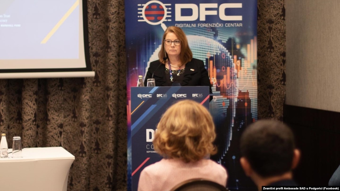 'Urgiram i da predsjednik Đukanović, DPS i ostali opozicioni činioci stave po strani politiku podjela i rade u javnom interesu', poručila je američka ambasadorka (na fotografiji tokom obraćanja na konferenciji)
