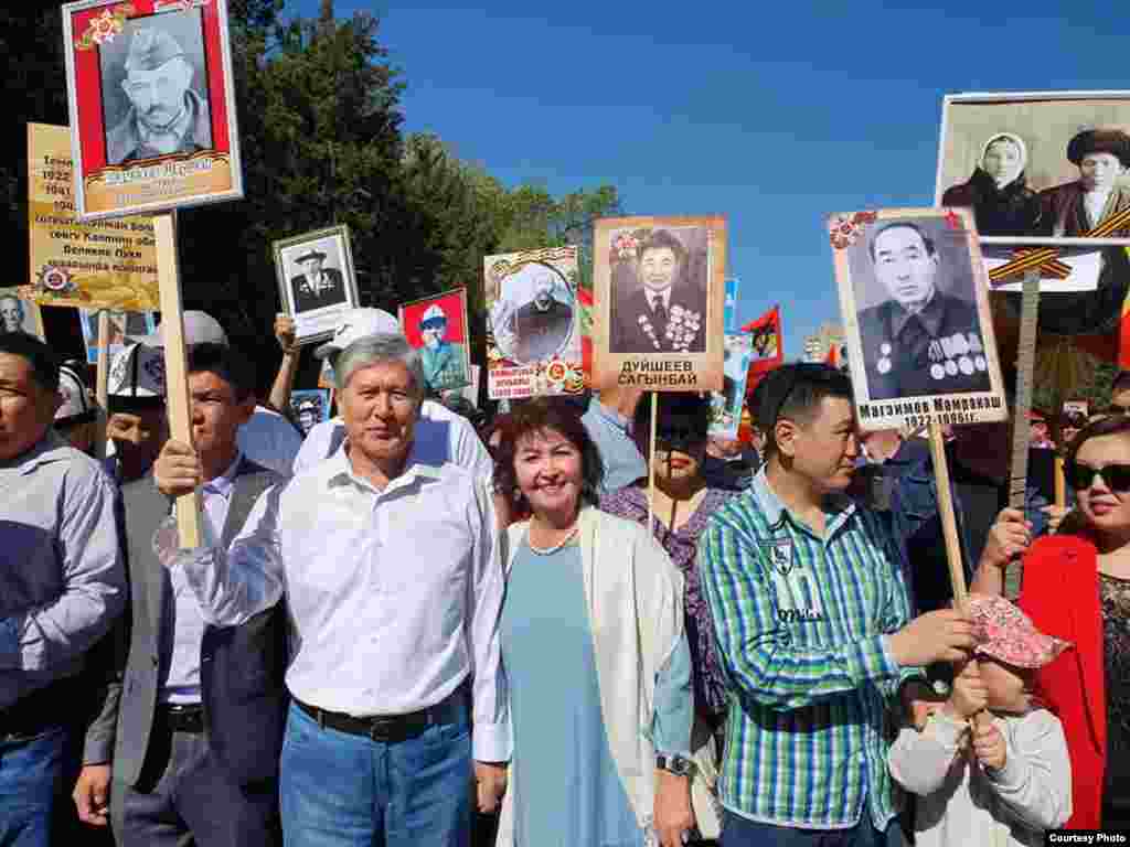 "Өлбөс полк" жүрүшүнө экс-президент Алмазбек Атамбаев дагы үй-бүлөсү менен чыкты. 