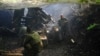 Військові 127-ї окремої бригади тероборони ведуть вогонь із гаубиці на лінії фронту на Харківщині, травень 2025 року