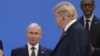 ABŞ-nyň prezidenti Donald Tramp Russiýanyň lideri Wladimir Putine garaýar. (arhiw suraty)