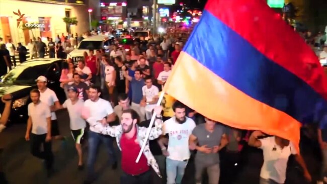 Тисячі вірмен знову вийшли на вулиці Єревана (відео)
