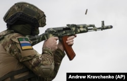 Боєць батальйону імені Джохара Дудаєва, що воює на боці України у війні з Росією під час вишколу неподалік Києва, 27 серпня 2022 року