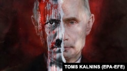 Плакат із зображенням очільника Росії Володимира Путіна під час акції протесту біля посольства Росії в Латвії проти російського вторгнення до України. Рига, 17 березня 2022 року