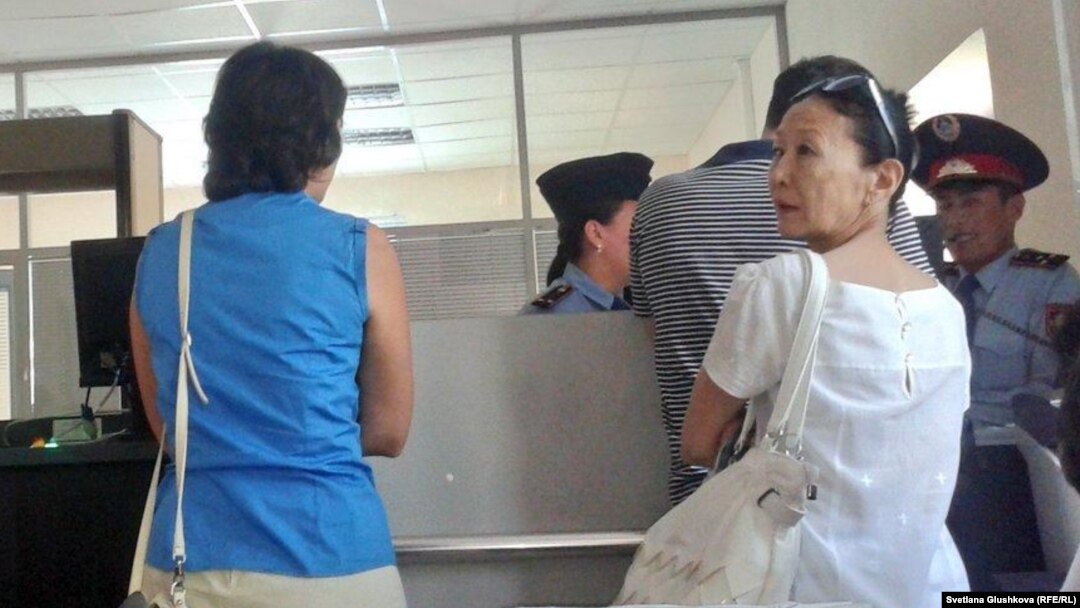 В Верховном суде не пускают журналистов и наблюдателя из Евросоюза на процесс по делу о закрытии оппозицонной «Правдивой газеты». Астана, 21 августа 2014 года.