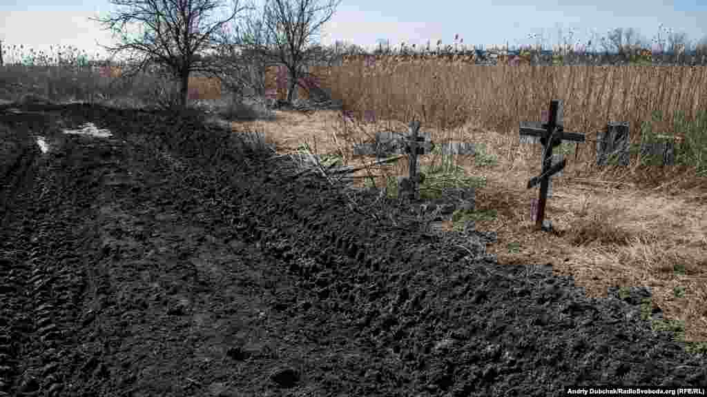 Кладовище. Дорога тут була і раніше, але важкі військові машини «розкатали» її майже до могил